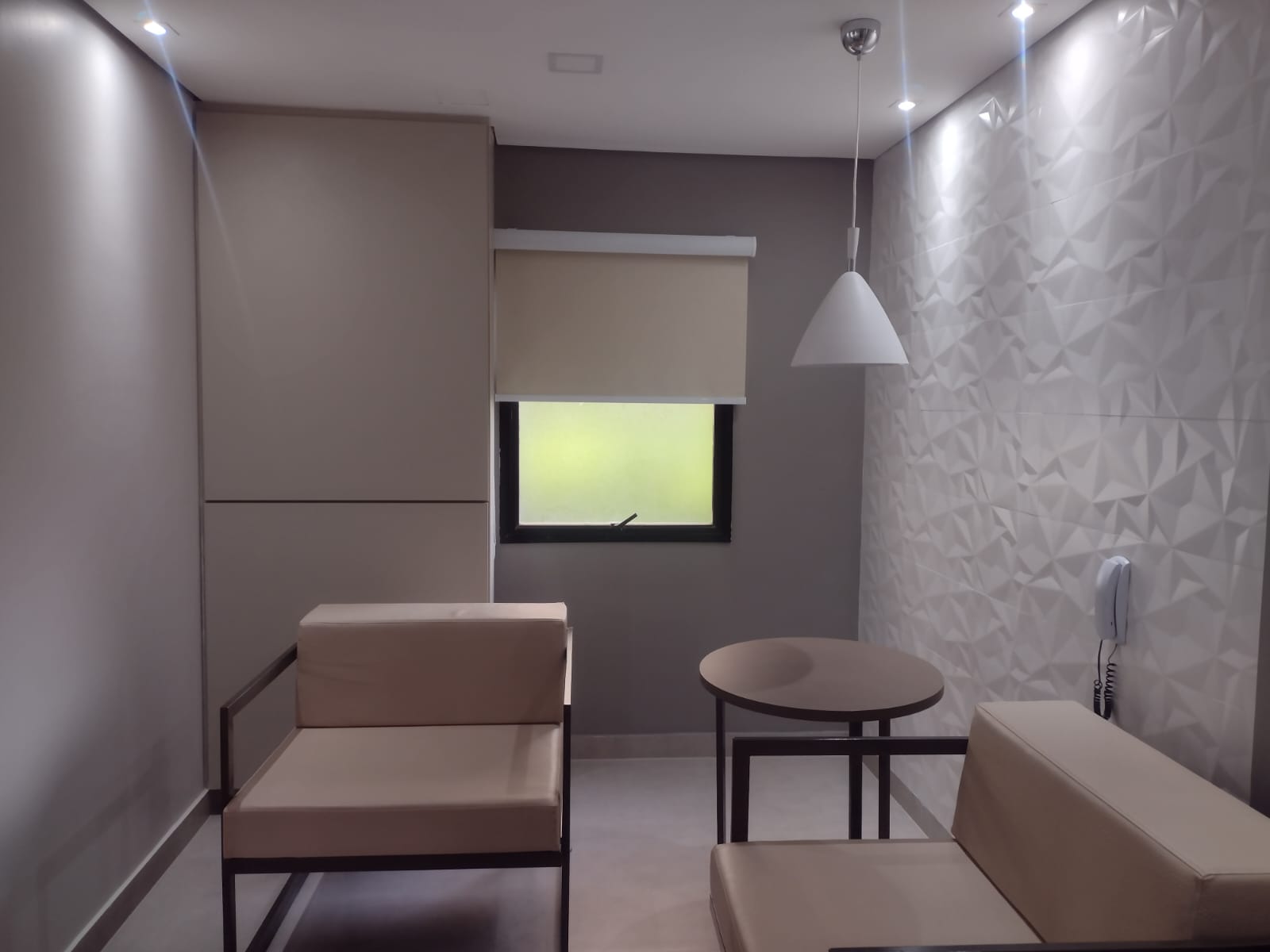 Interior elegante com cortinas sob medida