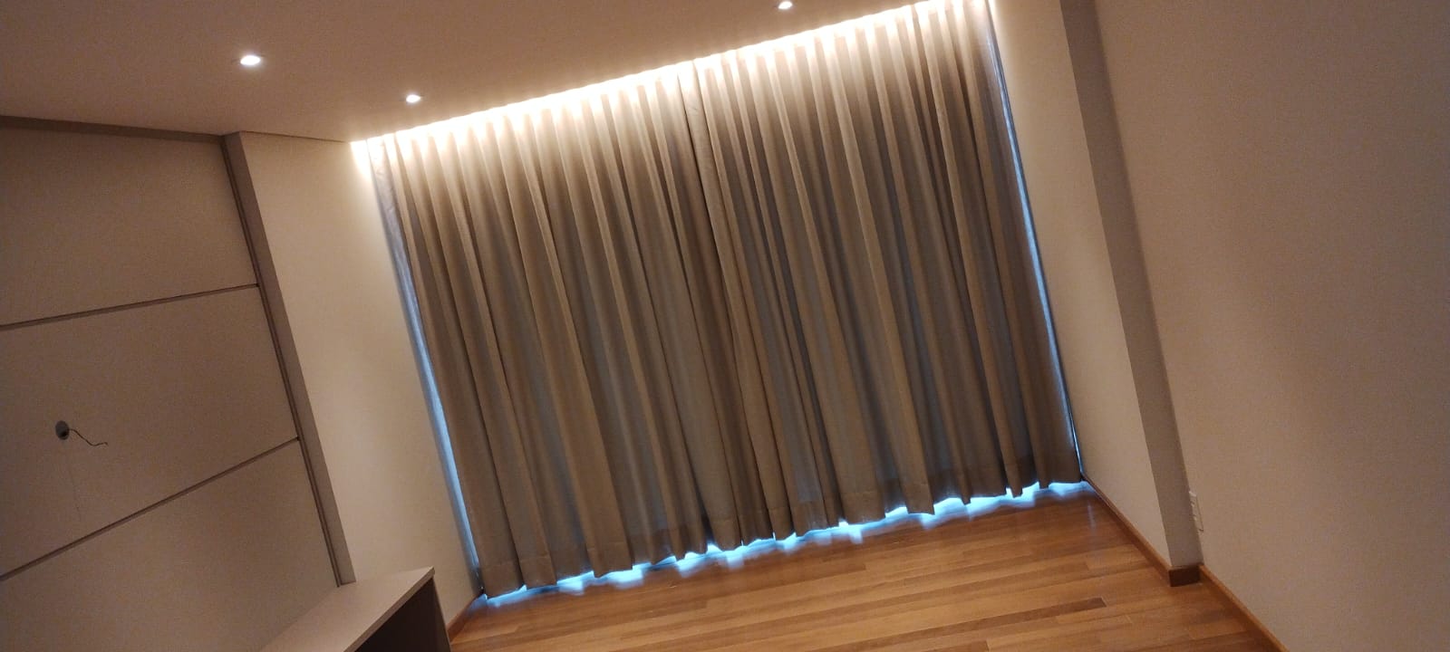 Sala de estar luxuosa com cortinas sob medida